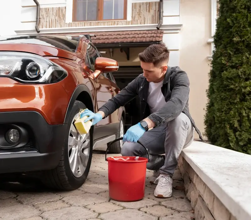 Lavage auto à domicile Assieu : professionnel intervenant sur un véhicule
